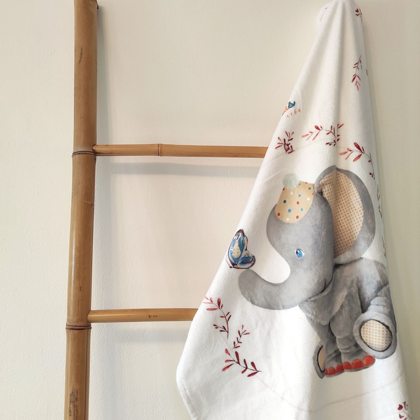 Détail éléphant sur porte serviettes