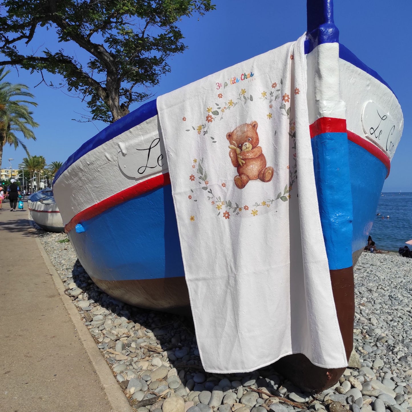 Serviette ourson posée sur un bâteau